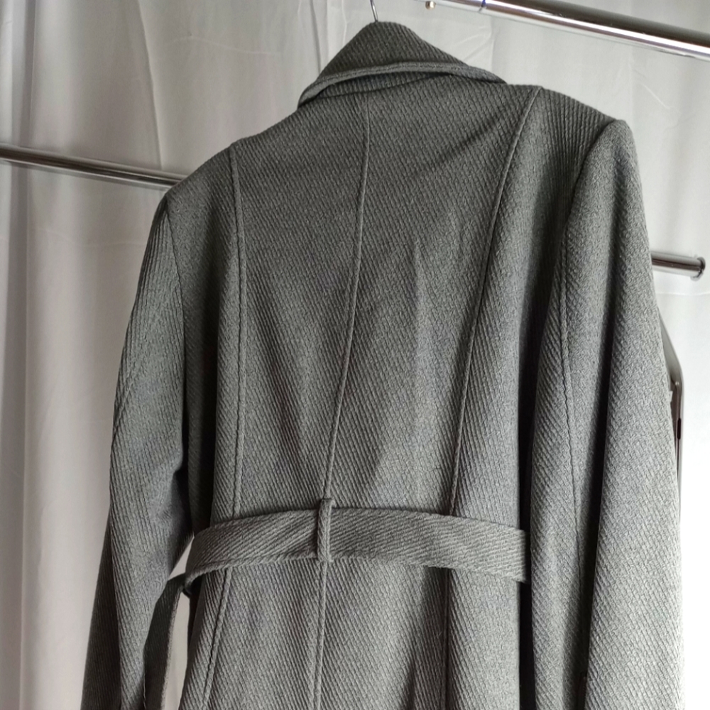 Aeropostale, Size Lg, Grey, Wool blend on the outside. Silk like liner.